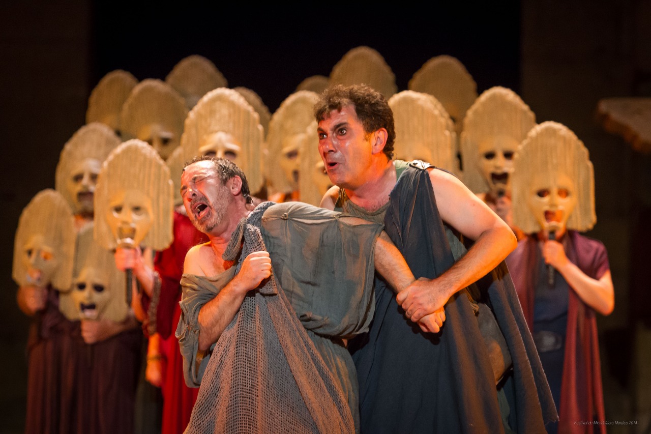 detalle coro de obra de teatro en el festival de merida